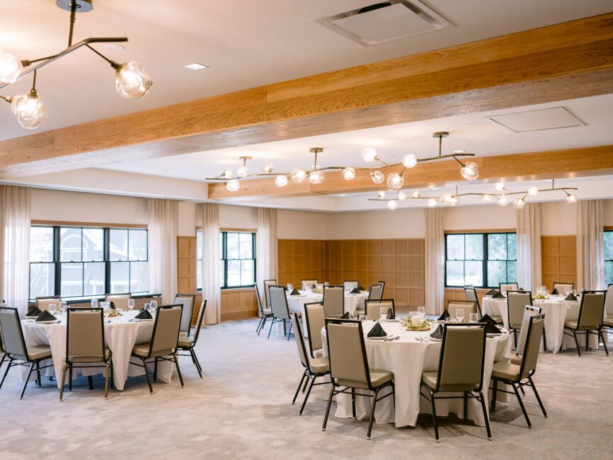 Large open-space room with tables and chairs