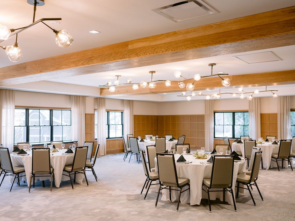 Large open-space room with tables and chairs
